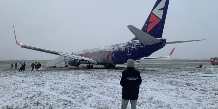 Rusya’da yolcu uçağı pistten çıktı
