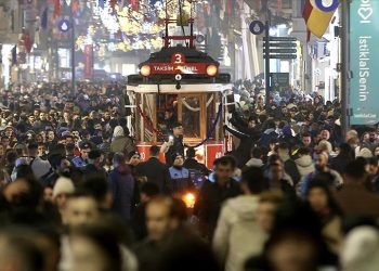 Sigara içenler yazın içeri, kışın dışarı..!