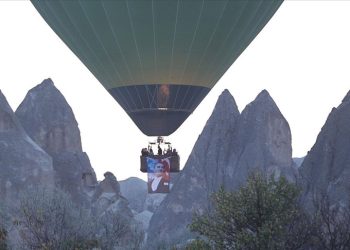 Kapadokya’da balonlar Türk bayrağı ve Atatürk posteriyle uçtu