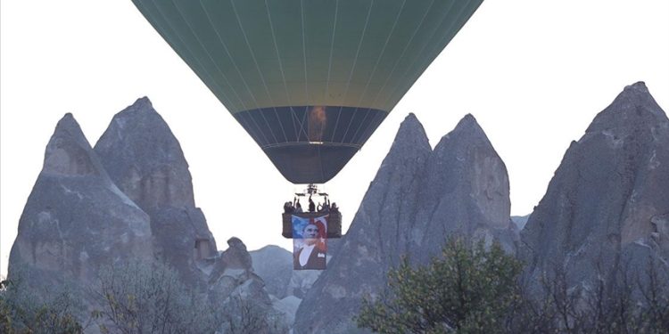 Kapadokya’da balonlar Türk bayrağı ve Atatürk posteriyle uçtu