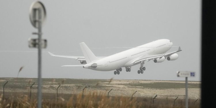 Fransa, kaçak göçmenleri ülkelerine gönderdi