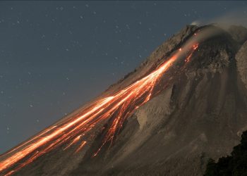 Yanardağ patladı! Havalimanı kapatıldı