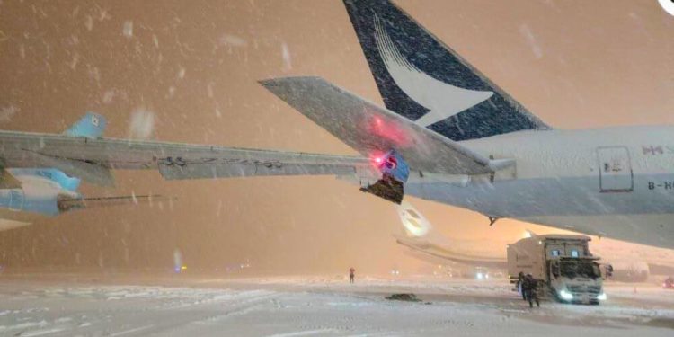 Karlı havada iki yolcu uçağı çarpıştı