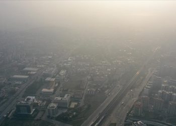 İzmir’de uçak seferlerine sis engeli