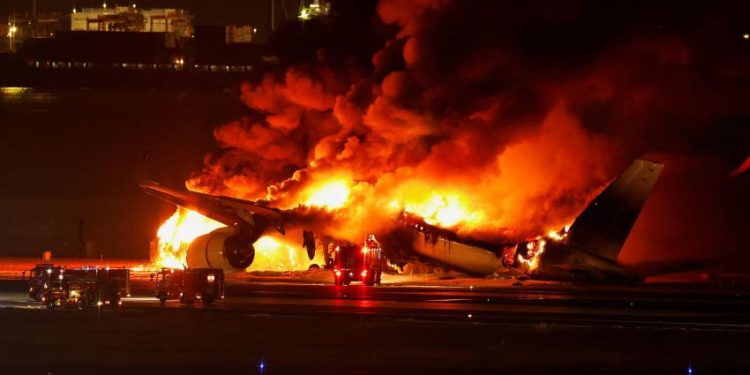 Yanan uçaktaki 379 kişi 90 saniyede tahliye edildi