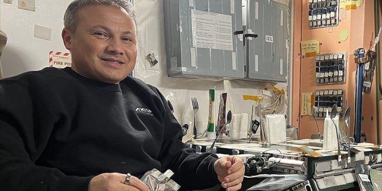Astronot Gezeravcı “Oksijen Saturasyonu” deneyine başladı