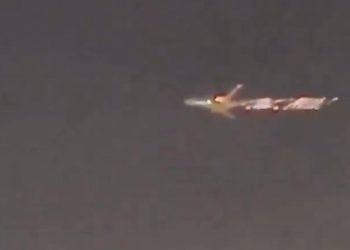 Miami’de Boeing 747’nin motoru alev aldı