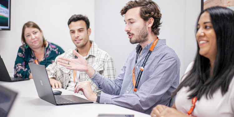 eayJet’ten üniversite mezunları için “pist” programı