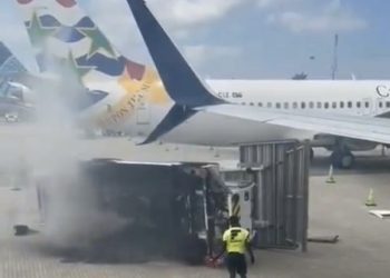 Delta uçağı mobil merdiven aracına çarptı