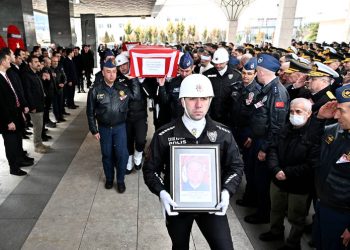 Şehit pilotlar son yolculuklarına uğurlandı