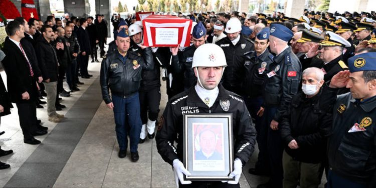 Şehit pilotlar son yolculuklarına uğurlandı