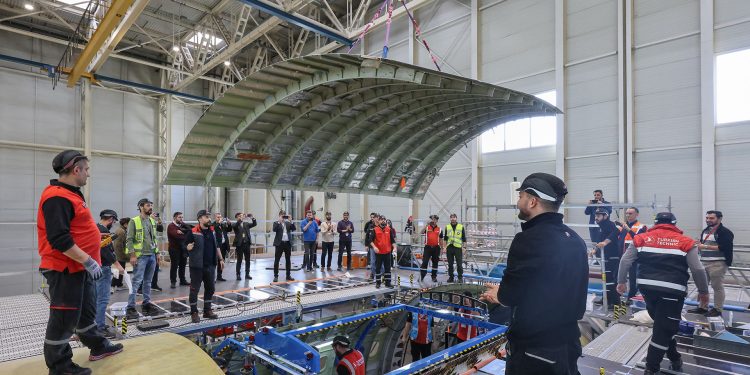 THY Teknik, ilk yolcu-kargo uçağı dönüşümüne başladı