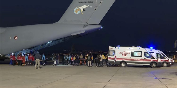 Gazzeli hastaları taşıyan uçak Ankara’ya indi