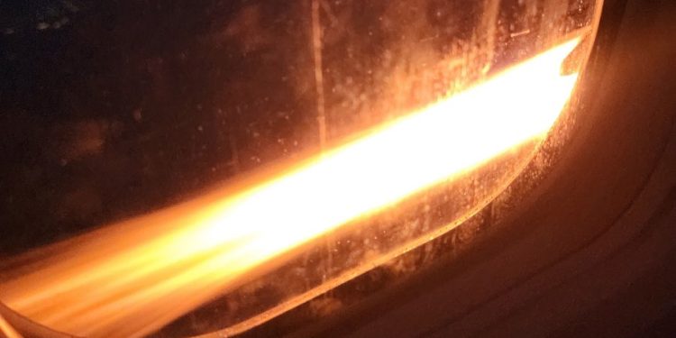 Uçağın motorundan alevler çıktı, pilot acil iniş gerçekleştirdi