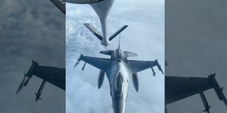 Türk hava tankerinden Romanya F-16’larına havada yakıt!