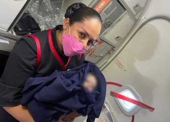Uçakta doktor yardımıyla erkek çocuk doğurdu