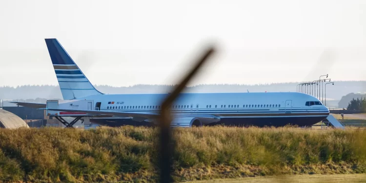 İngiltere düzensiz göçmenleri uçaklarla gönderecek