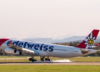 Uçak kalkışta irtifa kaybederek havalandı