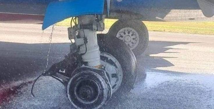 Uçağın kalkışta iniş takımları kırıldı