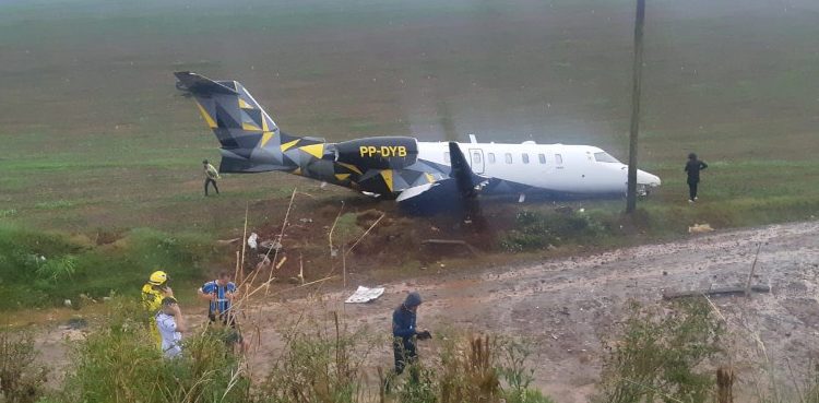 Tutunamayan iş jeti pistten çıktı