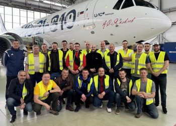 Rus yolcu uçağı hizmete başlamadan bakım ekibi kuruldu