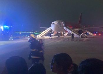 Motoru alev alan uçak acil iniş yaptı