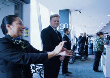 Uçuşta kabin ekipleri işaret dili kullandı