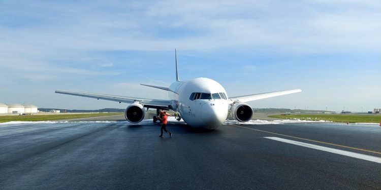 FedEx uçağı İstanbul Havalimanı’nda gövde üstüne indi