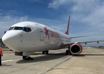 Corendon uçağı inişte teker patlattı