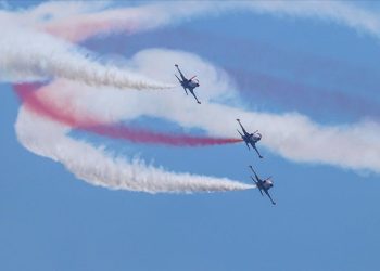 Türk Yıldızları ve HÜRJET gösteri uçuşu yaptı