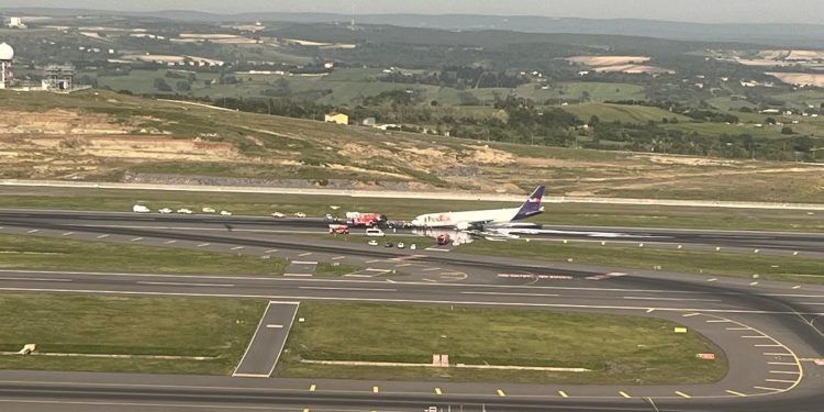 FedEx uçağı İstanbul Havalimanı’nda gövde üstüne indi