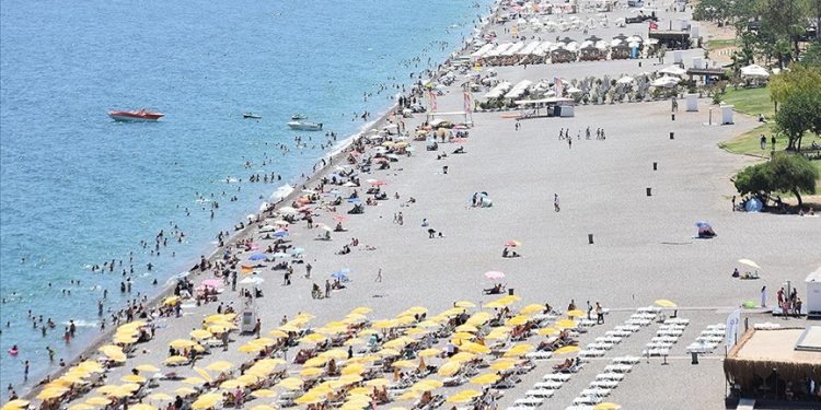 Antalya plajları bayramda doldu taştı