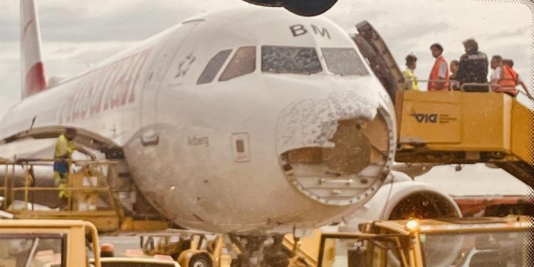 Yolcu uçağı havada dolu fırtınasına tutuldu