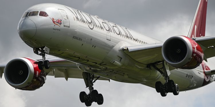 Uçuş ortasında B787’nin kokpit camı çatladı