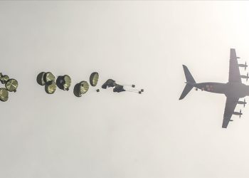 Gazze’ye durdurduğu havadan yardıma yeniden başladı!