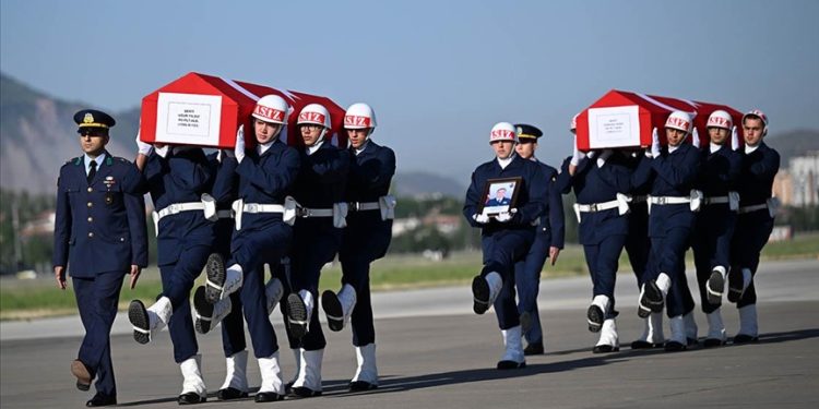 Eğitim uçağında şehit olan pilotlar için tören düzenlendi