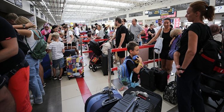 Antalya Havalimanı’nda dün 2024’ün yolcu ve uçak trafiği rekoru kırıldı