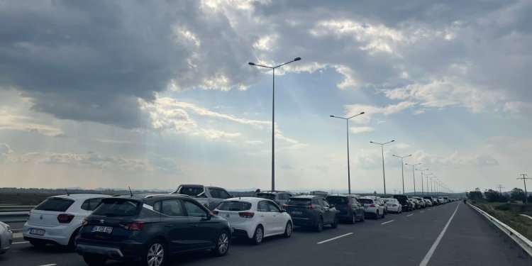 Uzun kuyruklarla başlayan Yunanistan tatili