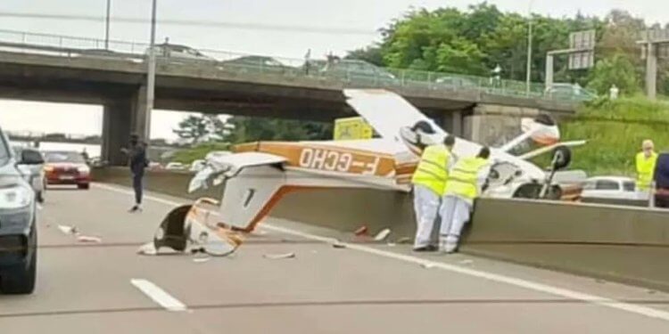 Uçak otoyola düştü: 3 ölü