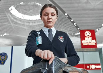 Havalimanlarında “elle arama” yasalaştı