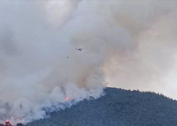 Balıkesir’deki yangına 9 hava aracı müdahale ediyor