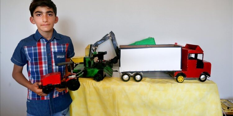 Evde bulduğu atıl malzemelerle araçlar yapan öğrencinin hedefi TEKNOFEST