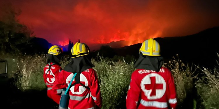 Komşudaki yangına 35 hava aracı müdahale ediyor