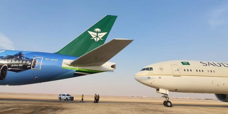 İki B777 yerde çarpıştı