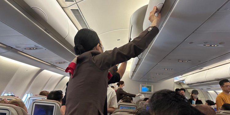 Baş üstü dolabını sert kapatan kabin memuru rahatsız ediyor!