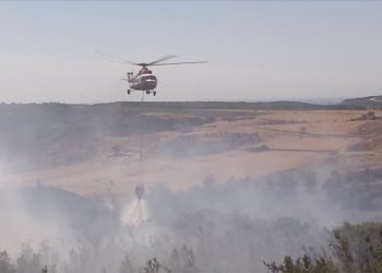Bozcaada’da çıkan yangına müdahale ediliyor