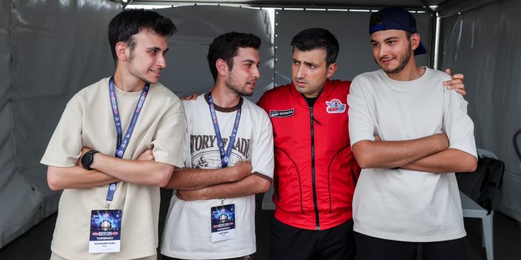 Selçuk Bayraktar’dan TEKNOFEST yarışmacılarına ziyaret