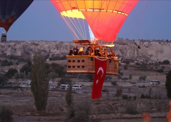Zafer Bayramı’nda balonlar Türk bayraklarıyla uçtu