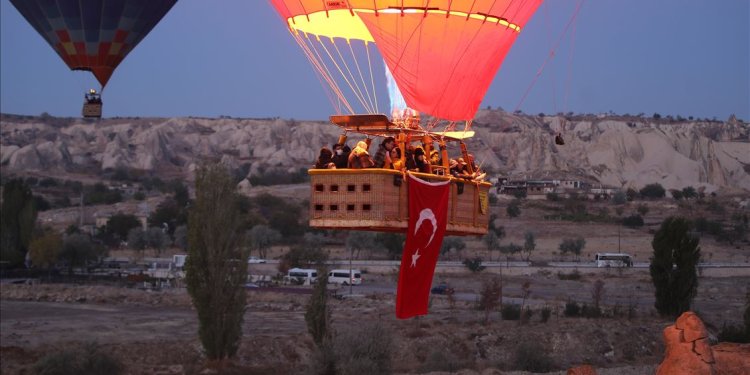 Zafer Bayramı’nda balonlar Türk bayraklarıyla uçtu