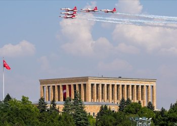 Türk Yıldızları’ndan 30 Ağustos’a özel Anıtkabir saygı uçuşu